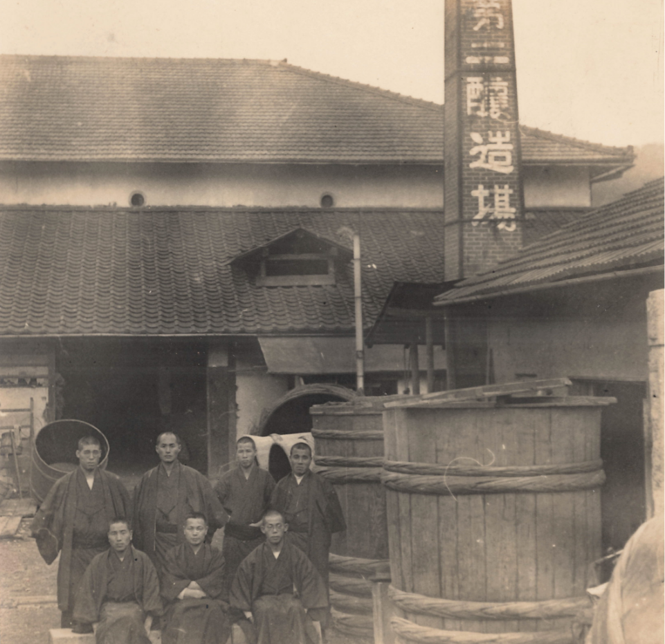 酒蔵前の蔵人（大正終わりから昭和初期か）